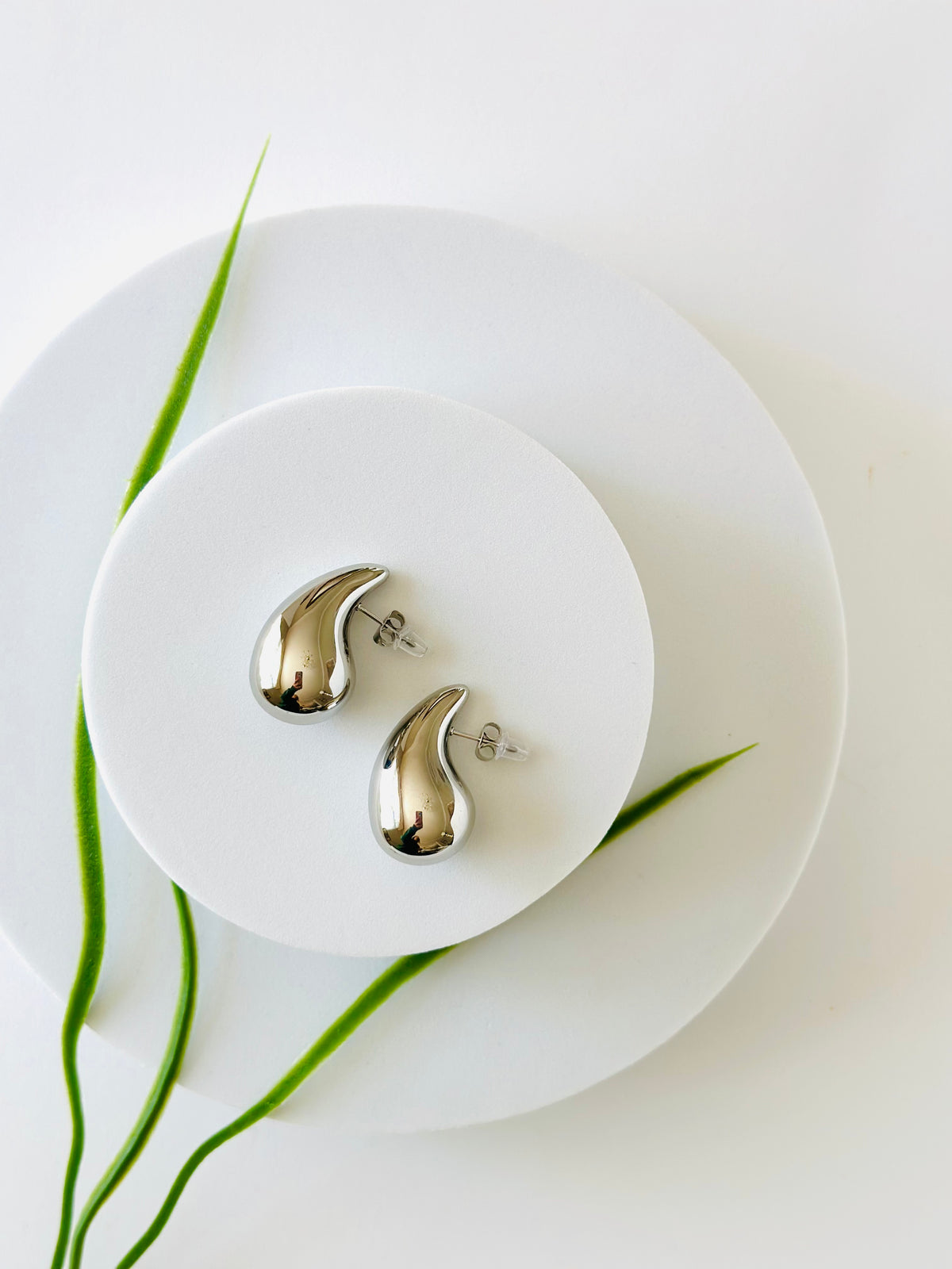 TEAR DROP EARRINGS (SILVER)