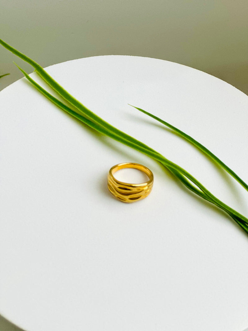 WAVY RING