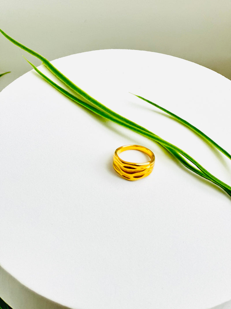 WAVY RING